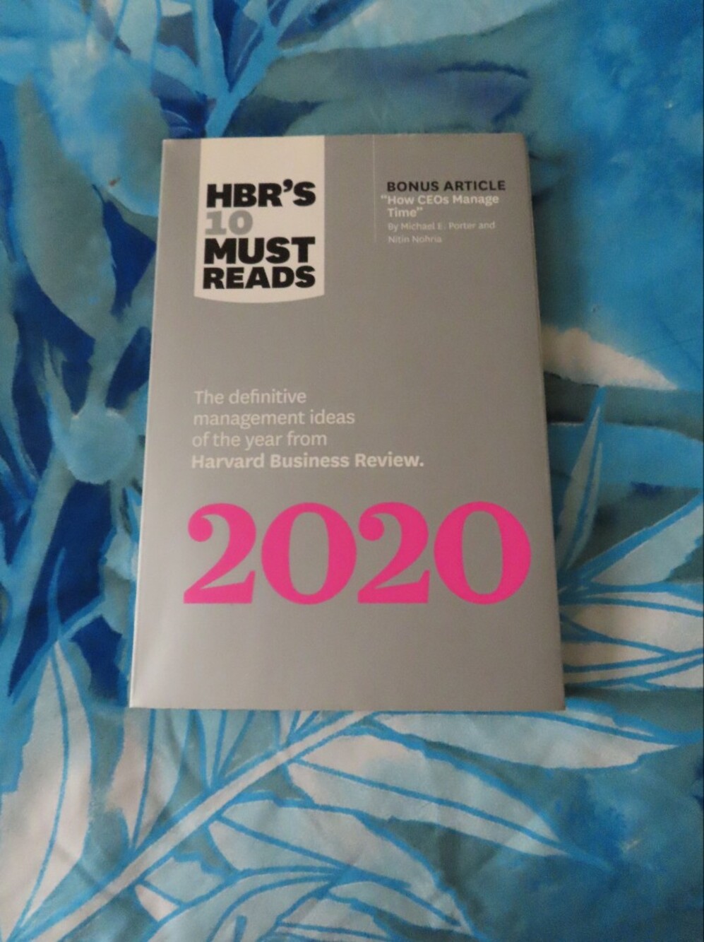 2020 '10 Must Reads' Paperback with Pink Year Text